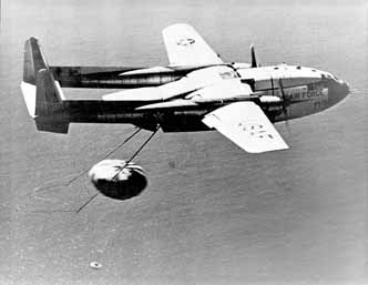 C–119 Flying Boxcar улавя в полет контейнер със снимки от спътник Корона. shpionazh-39.jpg