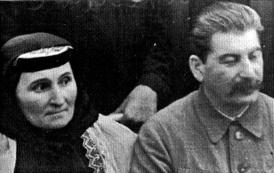 Сталин с майка си Екатерина Джугашвили. 1935 г. volkogonov_2_13.jpg