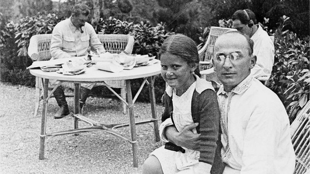 Сталин, Берия и Светлана (дъщерята на Сталин) на вилата. volkogonov_2_14.jpg