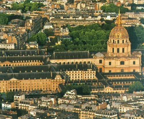 Куполът на Дома на инвалидите се извисява над военни музеи. 103_invalidi.jpg