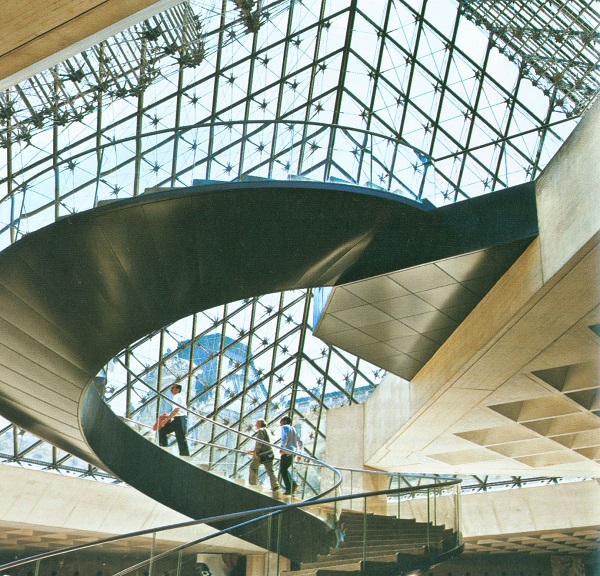 Посетители се качват по плаващото стълбище на Лувъра. 15_stulbiste_luvur.jpg