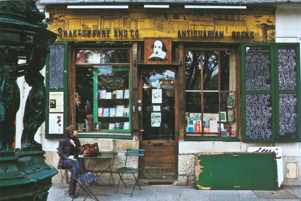 Днес книжарницата „Шекспир и сие“ е неотменна част от Латинския квартал. 16_knizharniza.jpg