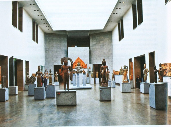 В галериите на будисткия пантеон в музея „Гиме“ са изложени каменни скулптури и бодхисатва. 17_gime.jpg