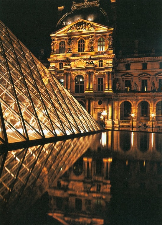 Стъклената пирамида — вход на Лувъра контрастира на фасадата на по-старите сгради. 18_piramida.jpg