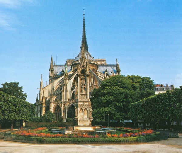 Пред източната фасада на Парижката Св. Богородица има богата растителност. 22_iztochna_fasada.jpg