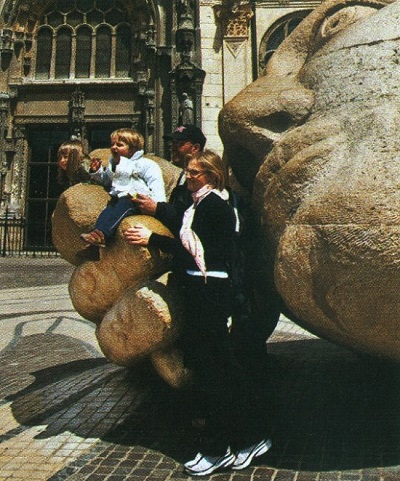 Модерната скулптура на глава и ръка на Анри Милър „L’Ecoute“ („Слушане“) пред църквата „Сен Юсташ“. 47_slushane.jpg