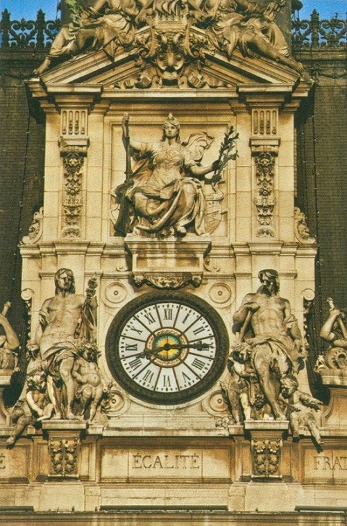 Статуи украсяват фасадата на кметството. 49_fasada_kmetstvo.jpg