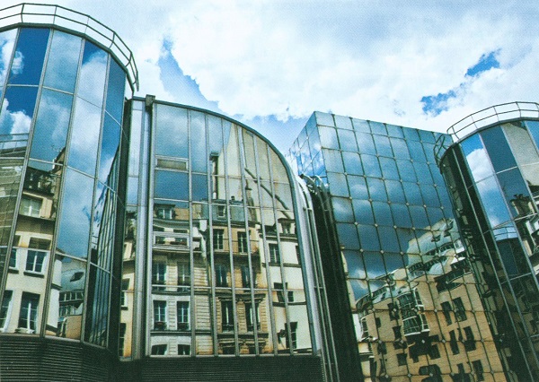 Кварталът се оглежда във фасадата на комплекса „Форум“ при халите. 51_fotum.jpg