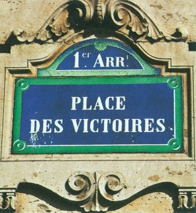 Синята емайлирана табела на площад „Виктоар“ е типична за старите улици е Париж. 57_tabela.jpg