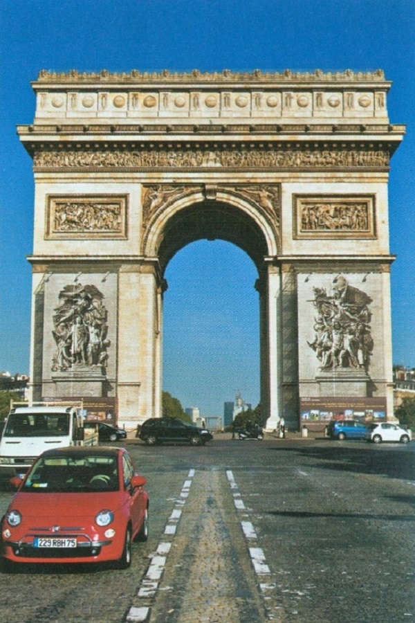 Триумфалната арка се извисява над площад в средата на 12 пресичащи се булеварда. 82_triumfalna_arka.jpg