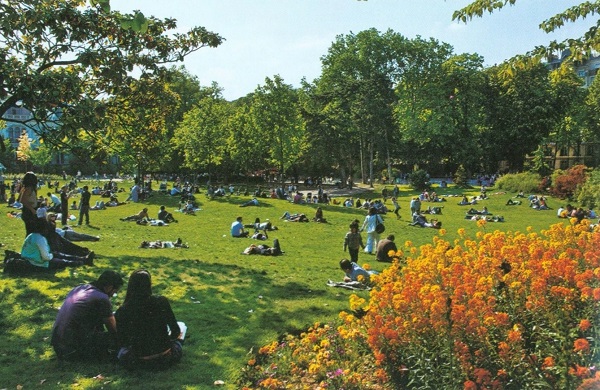 Парижани си почиват на слънце в парка „Монсо“, близо до катедралата „Св. Александър Невски“. 84_park_monso.jpg
