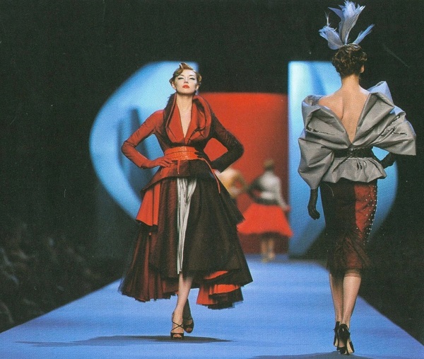 Манекенки дефилират на пролетно модно ревю на Кристиан Диор в Париж. 85_moda.jpg