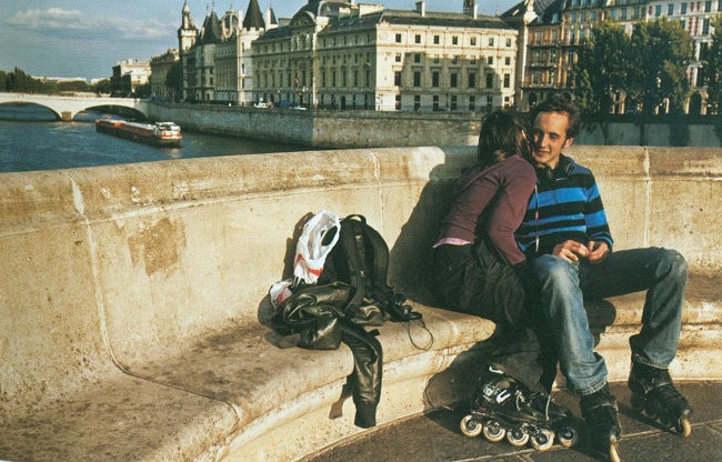 Млада двойка си почива на Пон Ньоф след каране на летни кънки. 8_pon_niof.jpg