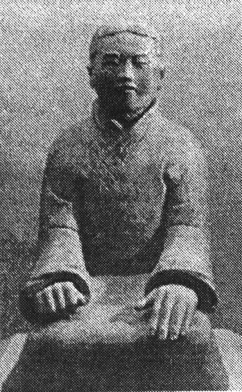 Седнала жена, глинена статуя от династията Чин, с поразително спокойна усмивка. 217_zhena_sedjasta.jpg