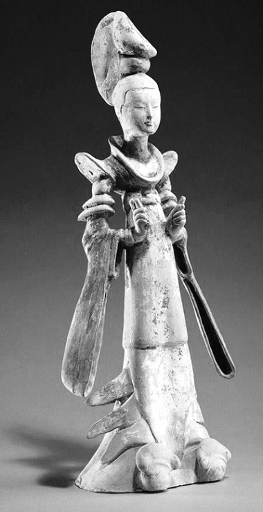 Стояща придворна дама. Тази елегантна статуетка от династия Хан изобразява жена в дворцов тоалет. 222_pridvorna.jpg